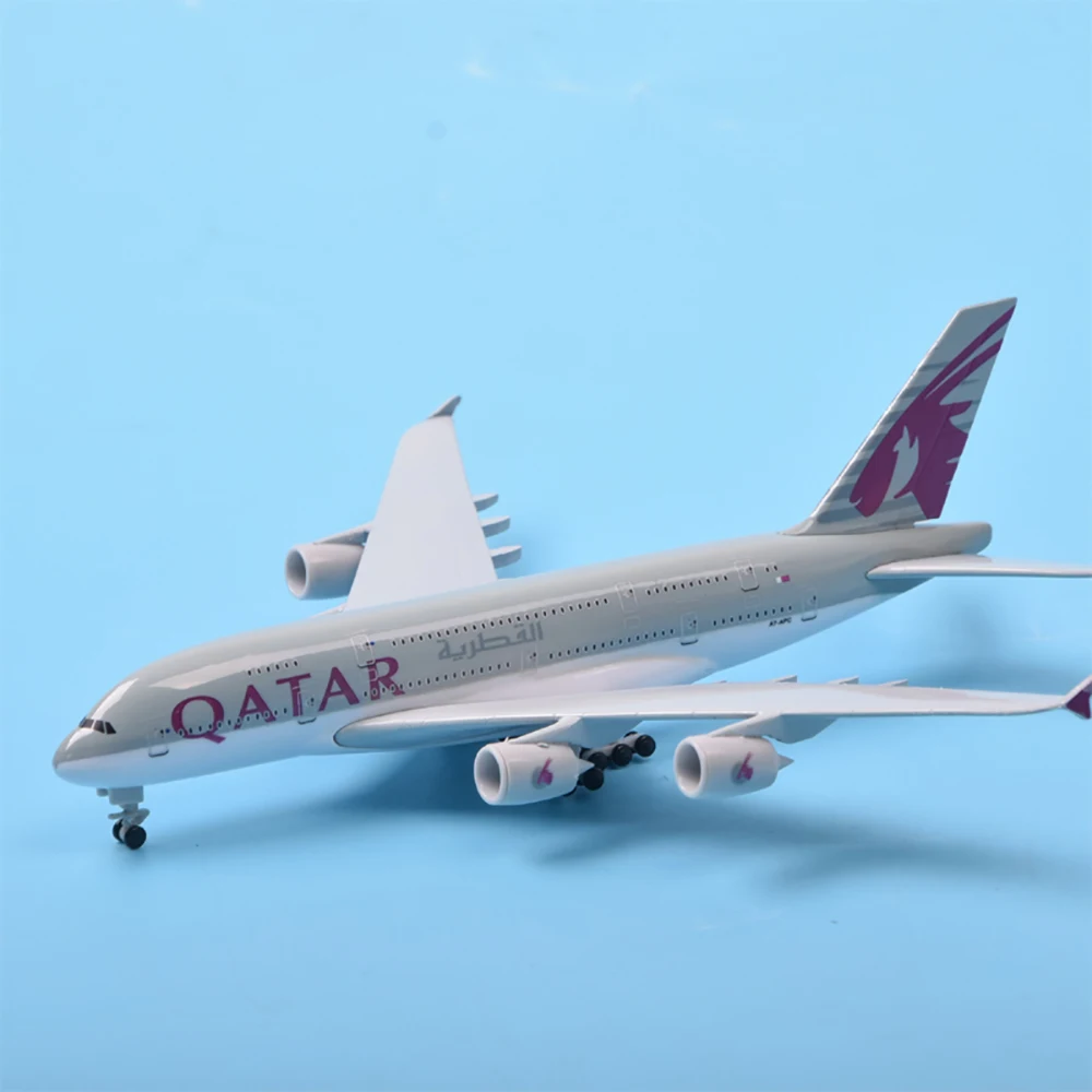 18 см, Формовани под налягане, Метални имитативната играчка, модел на самолет в мащаб 1: 400, в Самолета на гражданската авиация Qatar Airways A380, подарък бойфренду, сувенир Изображение 1
