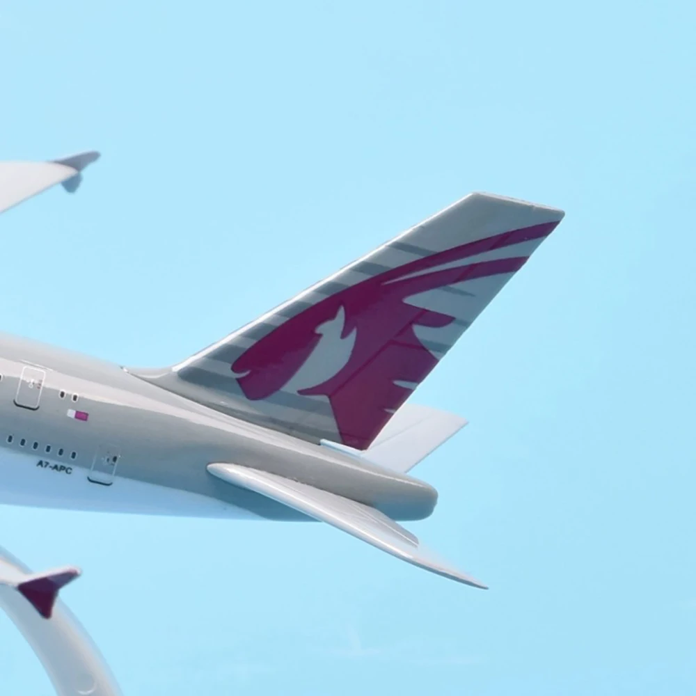 18 см, Формовани под налягане, Метални имитативната играчка, модел на самолет в мащаб 1: 400, в Самолета на гражданската авиация Qatar Airways A380, подарък бойфренду, сувенир Изображение 2