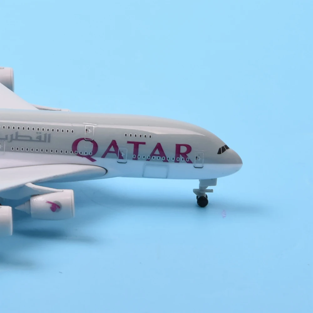 18 см, Формовани под налягане, Метални имитативната играчка, модел на самолет в мащаб 1: 400, в Самолета на гражданската авиация Qatar Airways A380, подарък бойфренду, сувенир Изображение 3