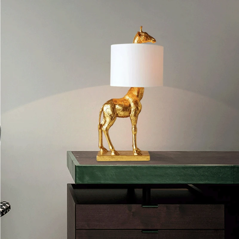 Настолна лампа в скандинавски стил с жирафа, творческа изкуство, хол, кабинет, спалня, начало декор, нощна лампа, смола, златисто-бяла кърпа, настолни лампи Изображение 2