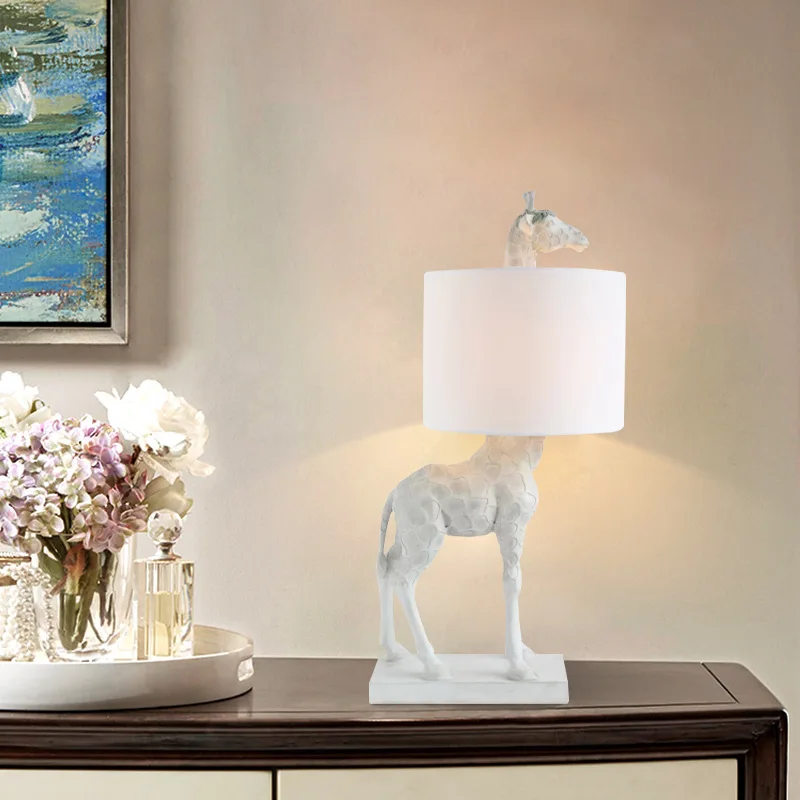 Настолна лампа в скандинавски стил с жирафа, творческа изкуство, хол, кабинет, спалня, начало декор, нощна лампа, смола, златисто-бяла кърпа, настолни лампи Изображение 3