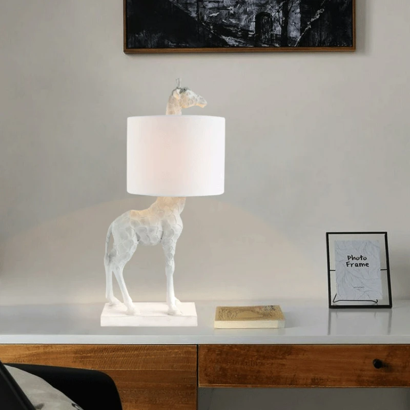 Настолна лампа в скандинавски стил с жирафа, творческа изкуство, хол, кабинет, спалня, начало декор, нощна лампа, смола, златисто-бяла кърпа, настолни лампи Изображение 5